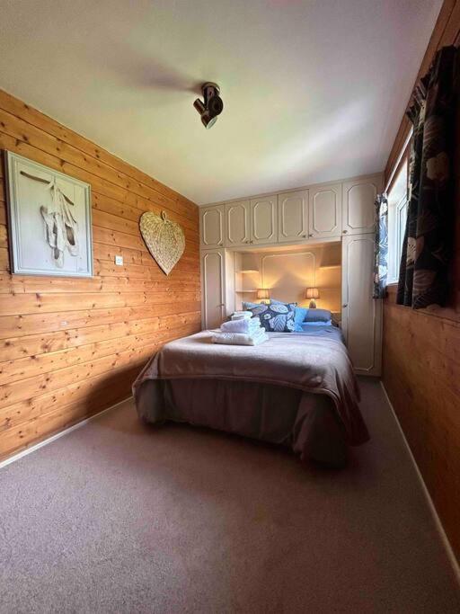 Wooden Cottage With Lake View Enniskillen Ngoại thất bức ảnh